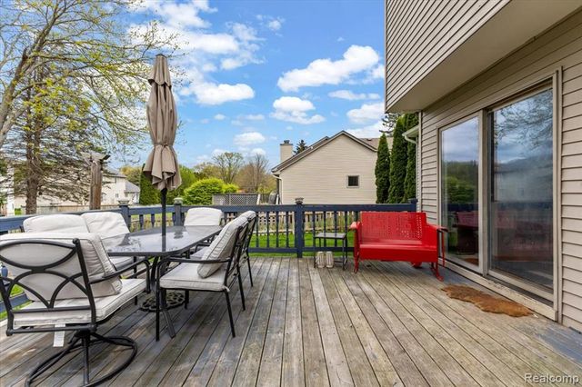 7694 Woodside Place, Waterford, MI 48327