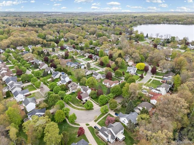 7694 Woodside Place, Waterford, MI 48327