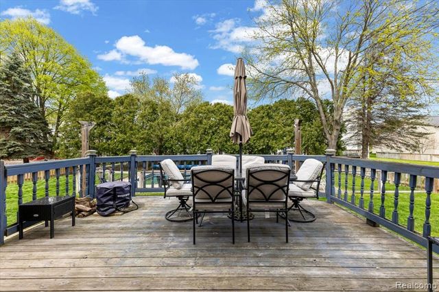 7694 Woodside Place, Waterford, MI 48327