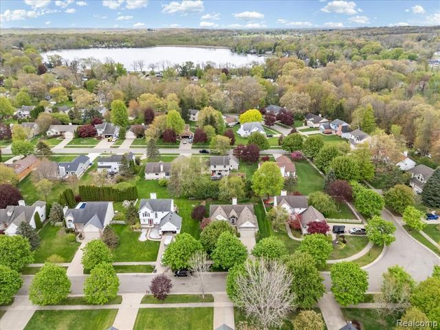 7694 Woodside Place, Waterford, MI 48327