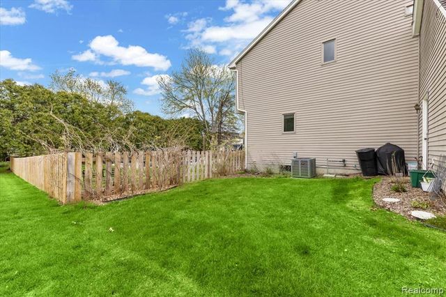 7694 Woodside Place, Waterford, MI 48327