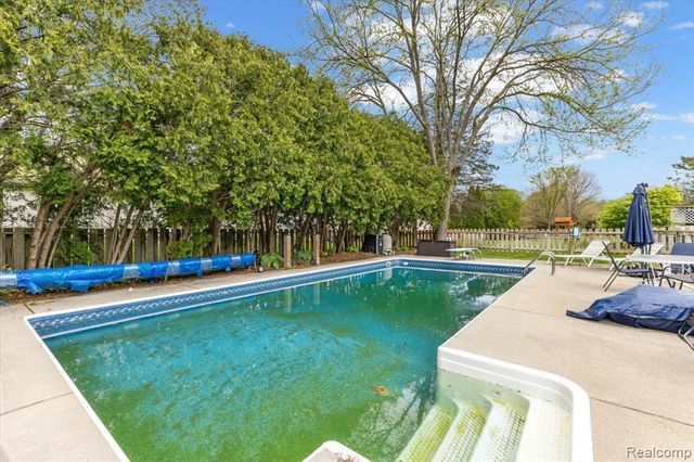7694 Woodside Place, Waterford, MI 48327