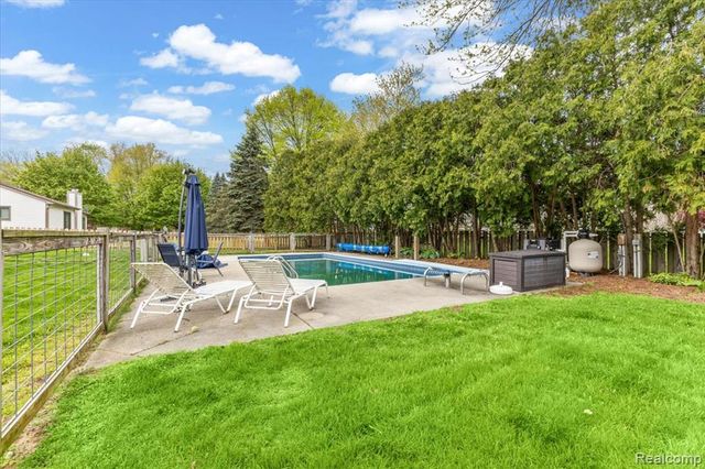 7694 Woodside Place, Waterford, MI 48327