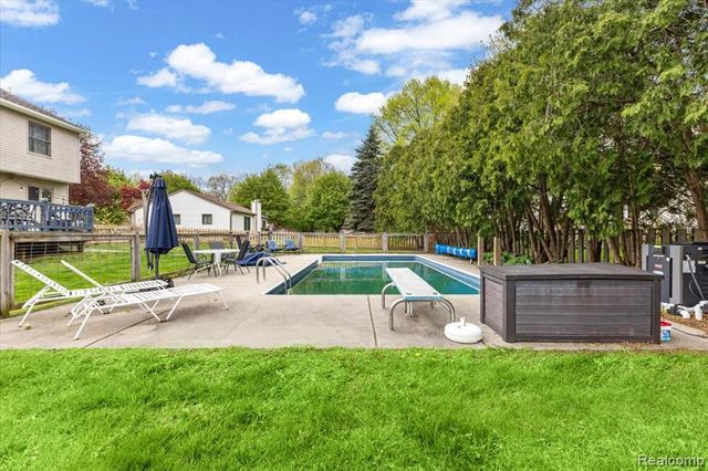 7694 Woodside Place, Waterford, MI 48327