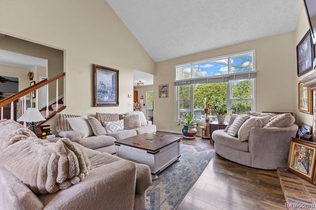7694 Woodside Place, Waterford, MI 48327