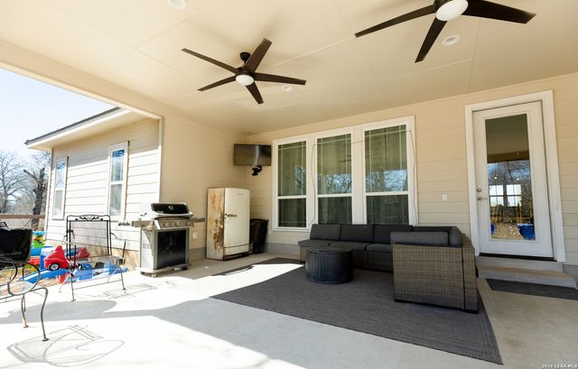 461 County Road 6723, Natalia, TX 78059