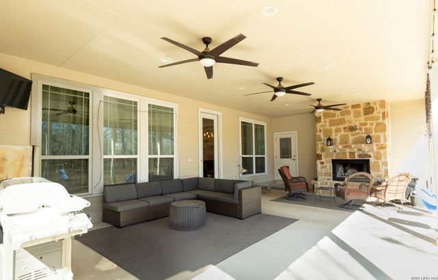 461 County Road 6723, Natalia, TX 78059