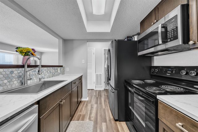 18 E Mountain Lane, Grand Prairie, TX 75052