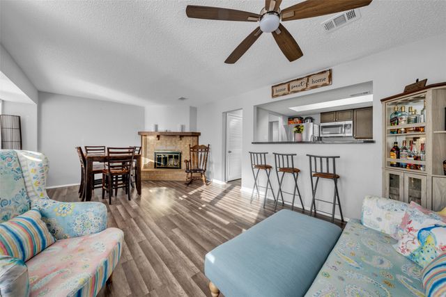 18 E Mountain Lane, Grand Prairie, TX 75052