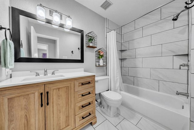 18 E Mountain Lane, Grand Prairie, TX 75052