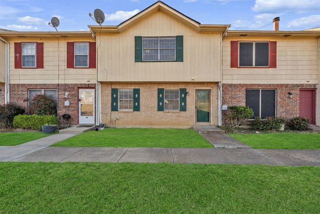 18 E Mountain Lane, Grand Prairie, TX 75052