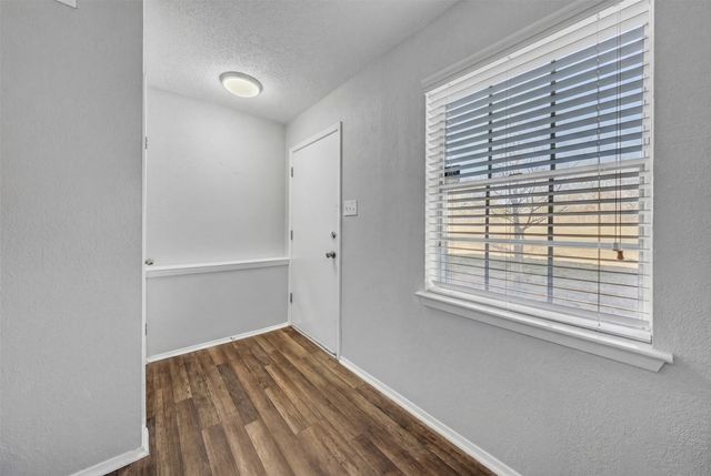 18 E Mountain Lane, Grand Prairie, TX 75052