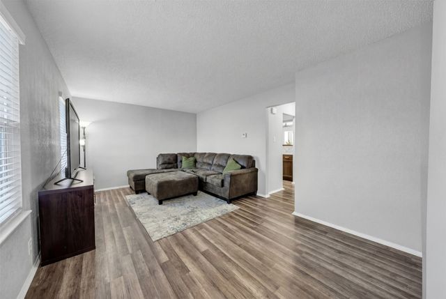 18 E Mountain Lane, Grand Prairie, TX 75052