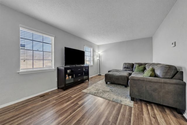 18 E Mountain Lane, Grand Prairie, TX 75052