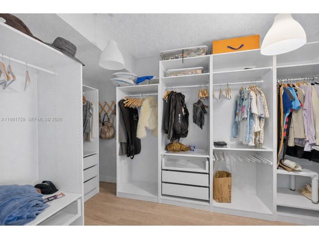 21050 Point Pl 2202, Aventura, FL 33180