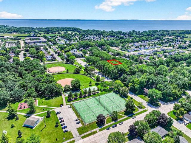 2415 MAPLE GROVE DRIVE, Neenah, WI 54956