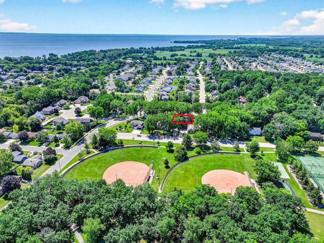 2415 MAPLE GROVE DRIVE, Neenah, WI 54956