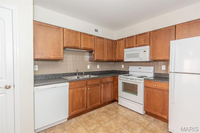 9218 Bent Pine Court F, St Louis, MO 63126