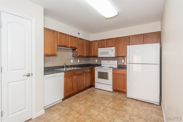 9218 Bent Pine Court F, St Louis, MO 63126