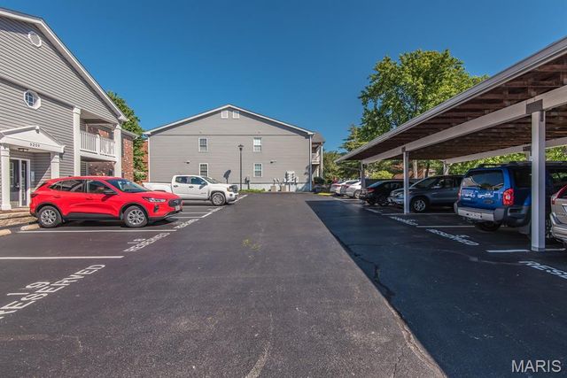 9218 Bent Pine Court F, St Louis, MO 63126