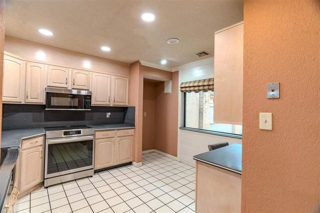 417 NW Chimney Creek Dr, Lawton, OK 73505