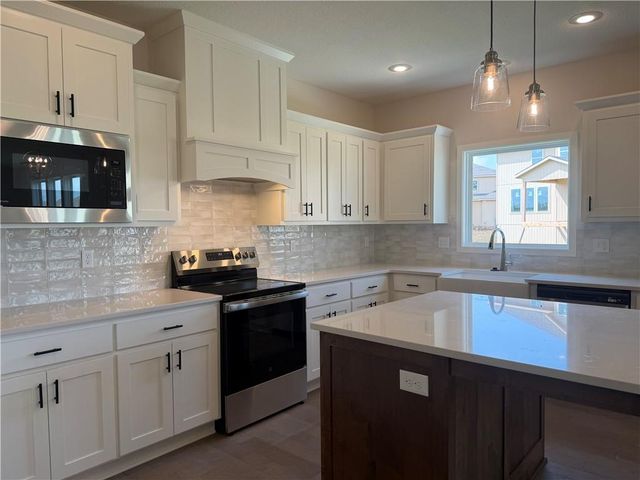 19878 W 114th Place, Olathe, KS 66061