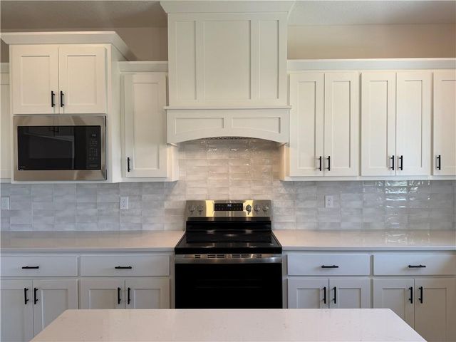 19878 W 114th Place, Olathe, KS 66061