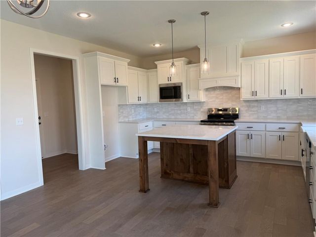 19878 W 114th Place, Olathe, KS 66061