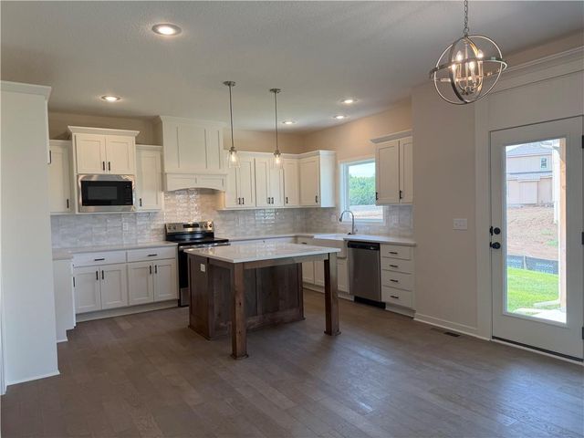19878 W 114th Place, Olathe, KS 66061
