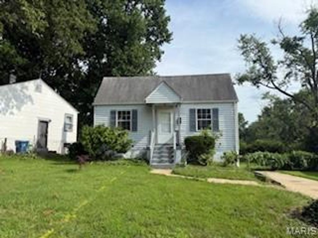 8818 Kendale Drive, St Louis, MO 63121