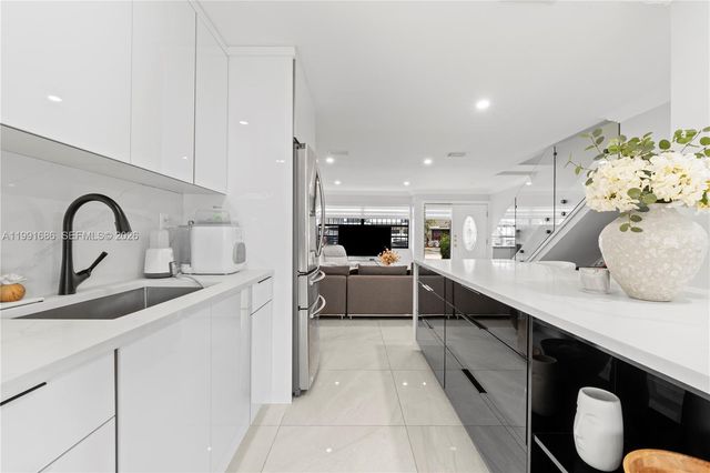 10908 NW 7th St 403, Miami, FL 33172