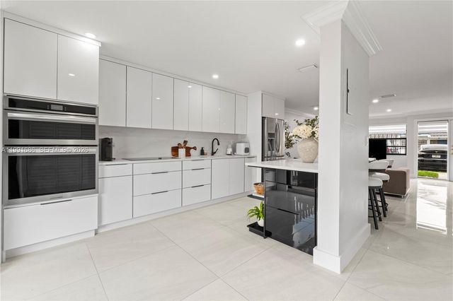 10908 NW 7th St 403, Miami, FL 33172