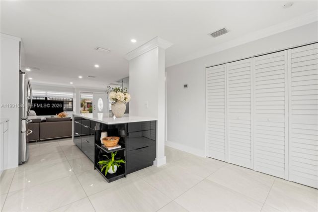 10908 NW 7th St 403, Miami, FL 33172