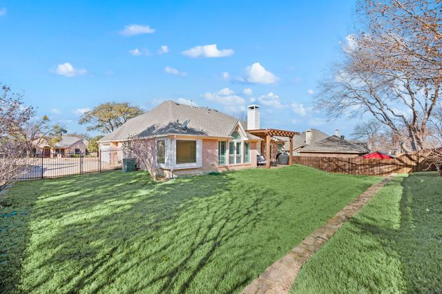8608 Twisted Oaks Way, North Richland Hills, TX 76182