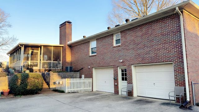 402 Hemingway Dr, Columbia, TN 38401