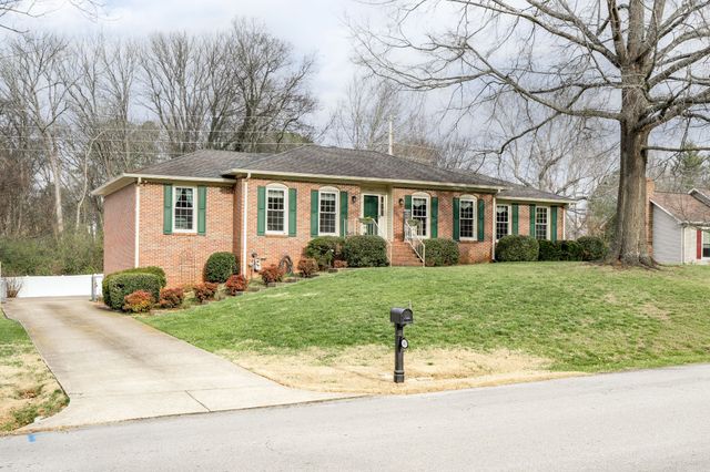 402 Hemingway Dr, Columbia, TN 38401