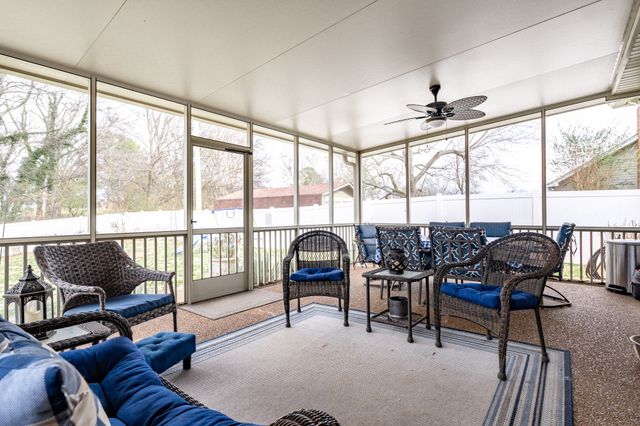 402 Hemingway Dr, Columbia, TN 38401