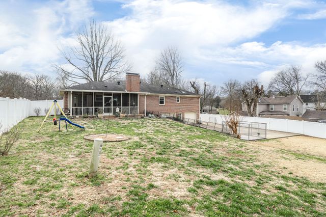 402 Hemingway Dr, Columbia, TN 38401