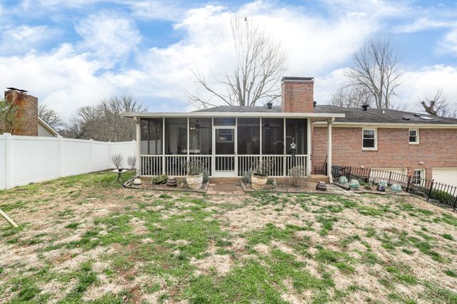 402 Hemingway Dr, Columbia, TN 38401