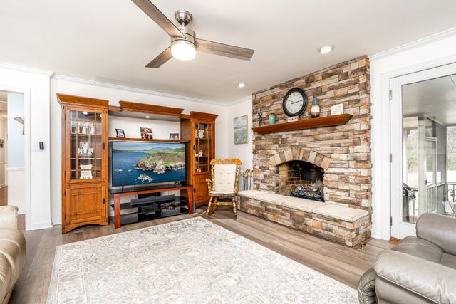 402 Hemingway Dr, Columbia, TN 38401