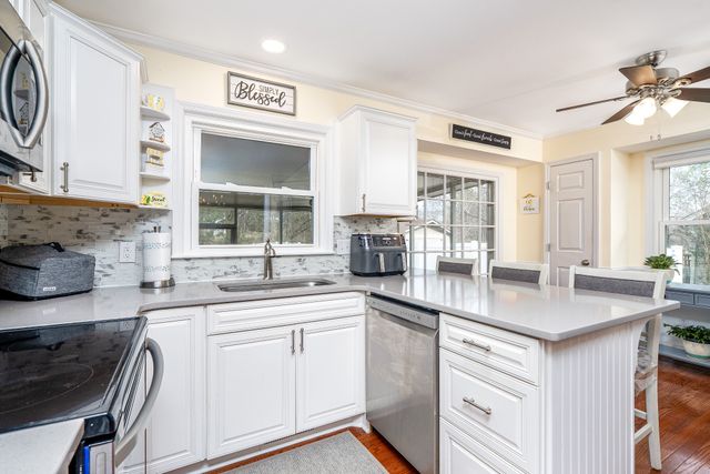 402 Hemingway Dr, Columbia, TN 38401