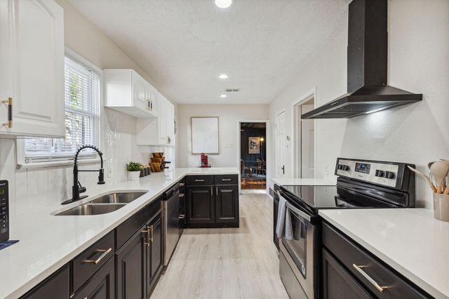 2435 W 10th Street, Dallas, TX 75211