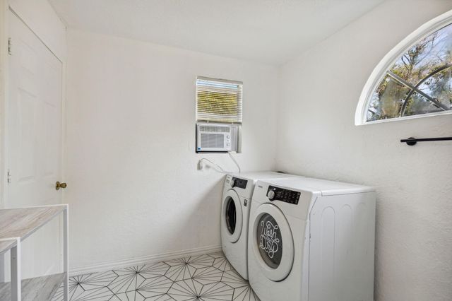 2435 W 10th Street, Dallas, TX 75211