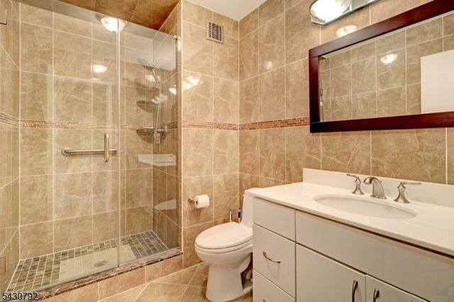 2 Claridge Dr. 3LW, Verona Twp., NJ 07044