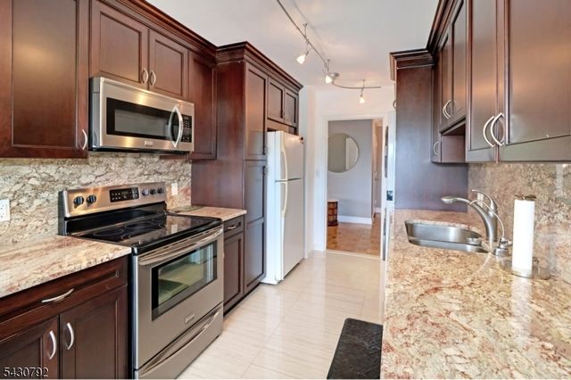 2 Claridge Dr. 3LW, Verona Twp., NJ 07044