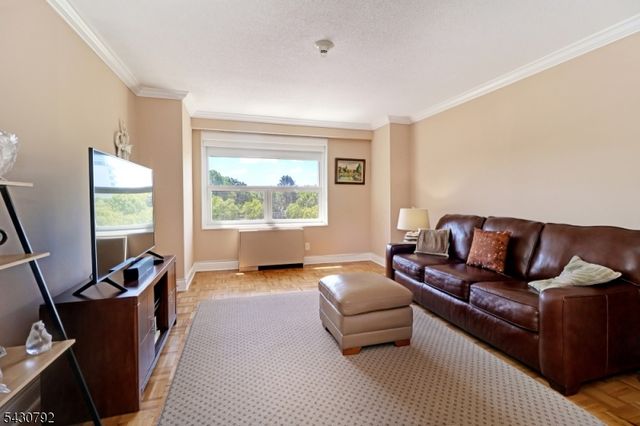 2 Claridge Dr. 3LW, Verona Twp., NJ 07044