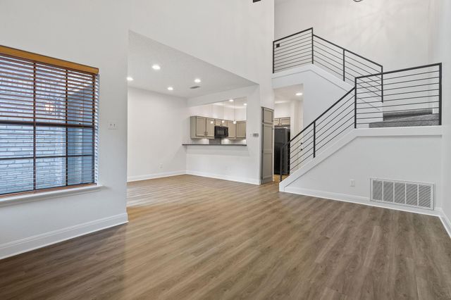 10819 Crown Colony DR 22, Austin, TX 78747