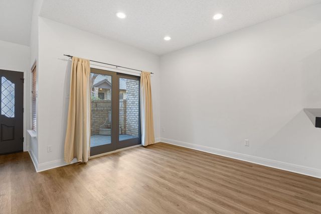 10819 Crown Colony DR 22, Austin, TX 78747