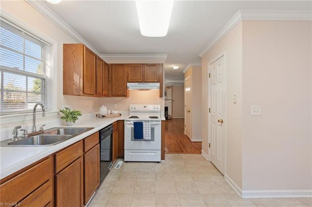 15 Wimbledon Lane, Greensboro, NC 27455