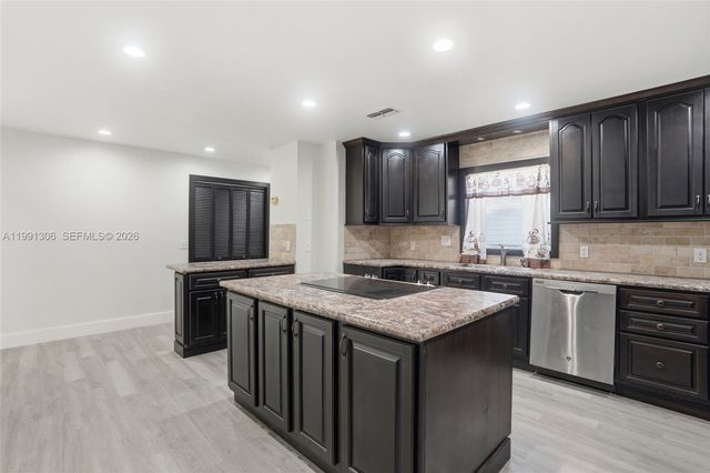 210 E SUGARLAND CIR, Clewiston, FL 33440